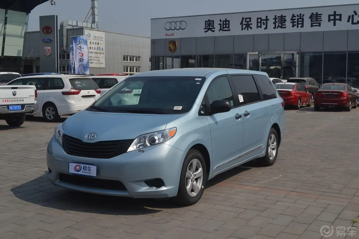 Sienna3.5L 两驱LE侧前45度车头向左水平