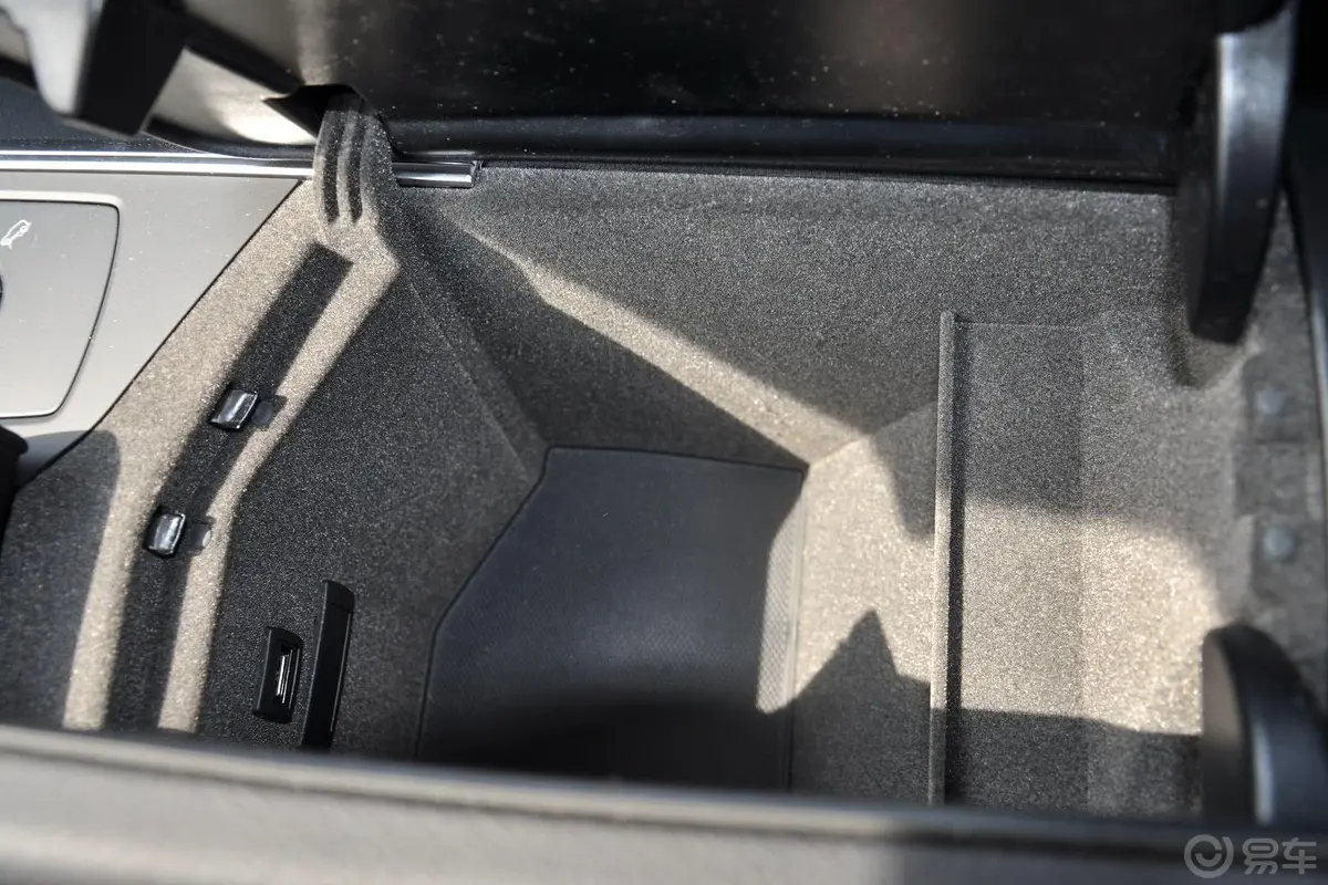 奔驰M级ML400 4MATIC 豪华型前排中央扶手箱空间