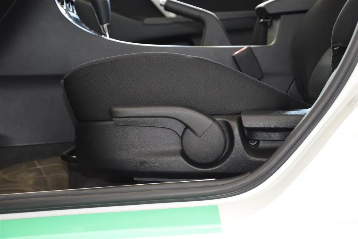 马自达3 星骋三厢 2.0L 自动 运动型座椅调节键