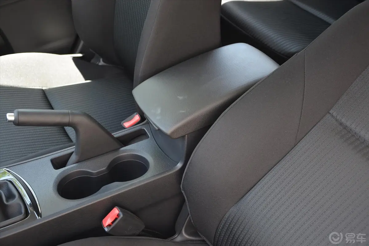 马自达3 星骋两厢 1.6L 手动 舒适型前排中央扶手箱