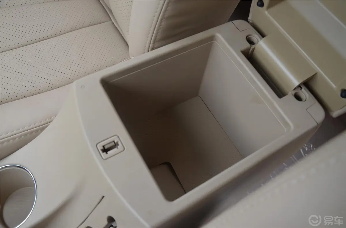宝骏6301.5L 自动 舒适型前排中央扶手箱空间