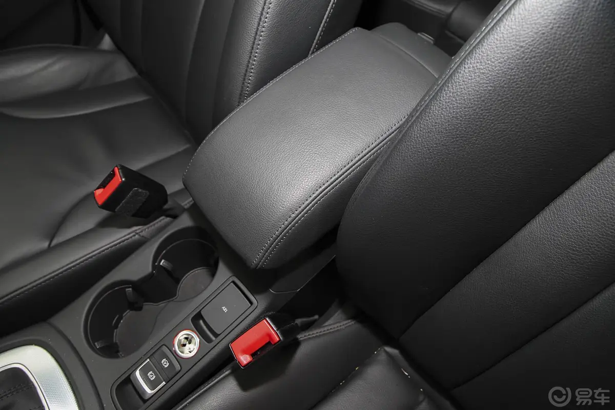 奥迪Q335 TFSI quattro 舒适型前排中央扶手箱