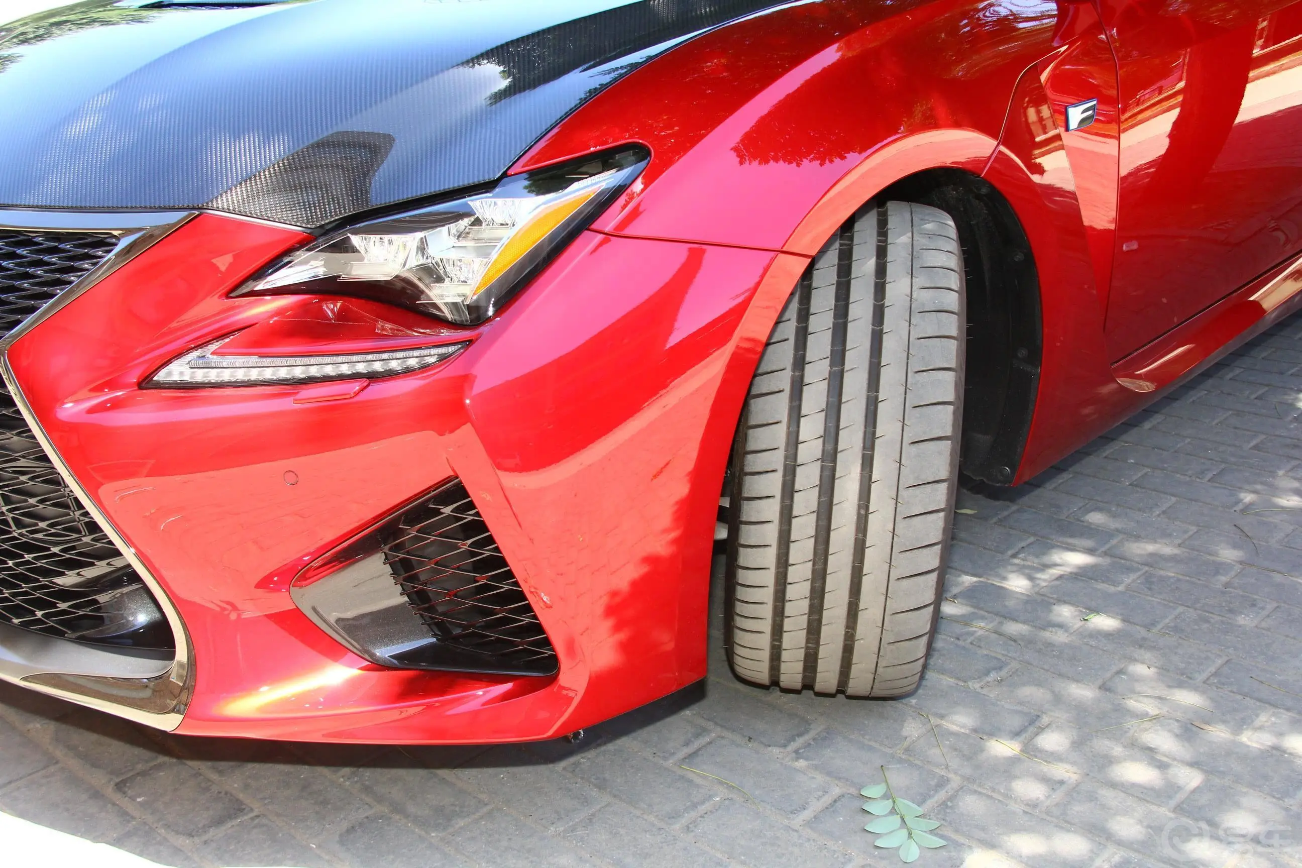 雷克萨斯RC FF 5.0L 碳纤维版轮胎花纹