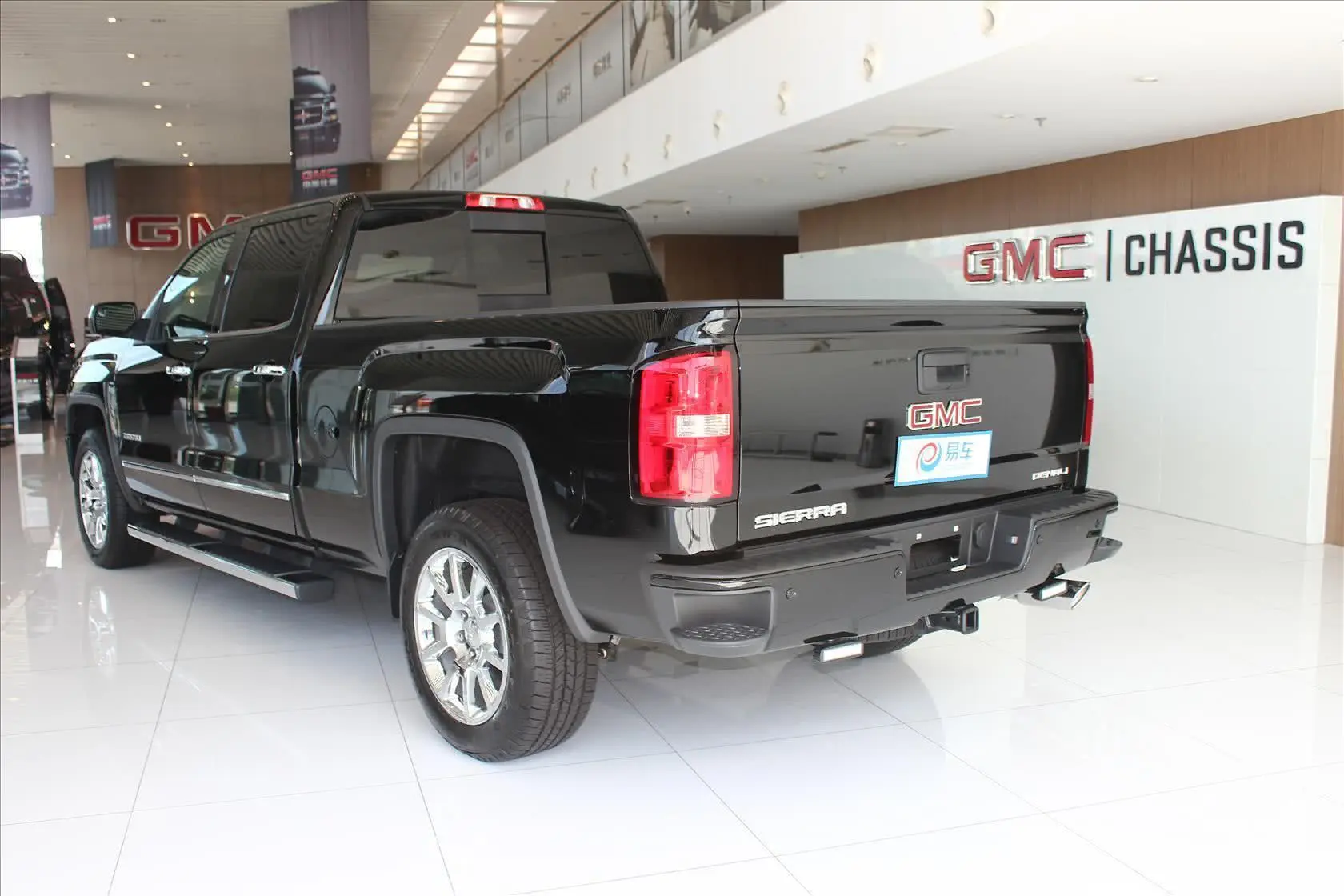 GMC Sierra5.3L 6AT 四驱版侧后45度车头向左水平