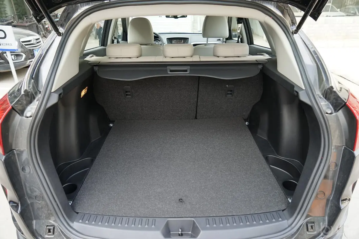 奔腾X802.0L 自动 舒适型行李箱空间