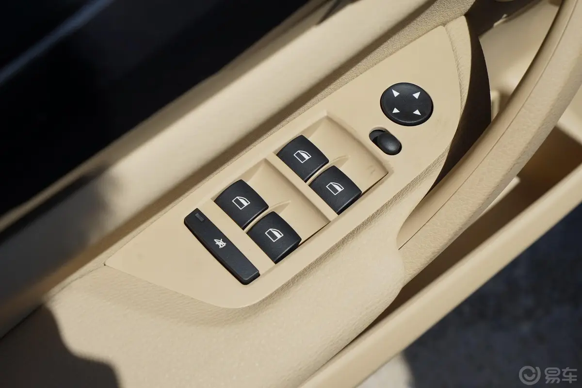 宝马X1sDrive18i 领先晋级版车窗升降键