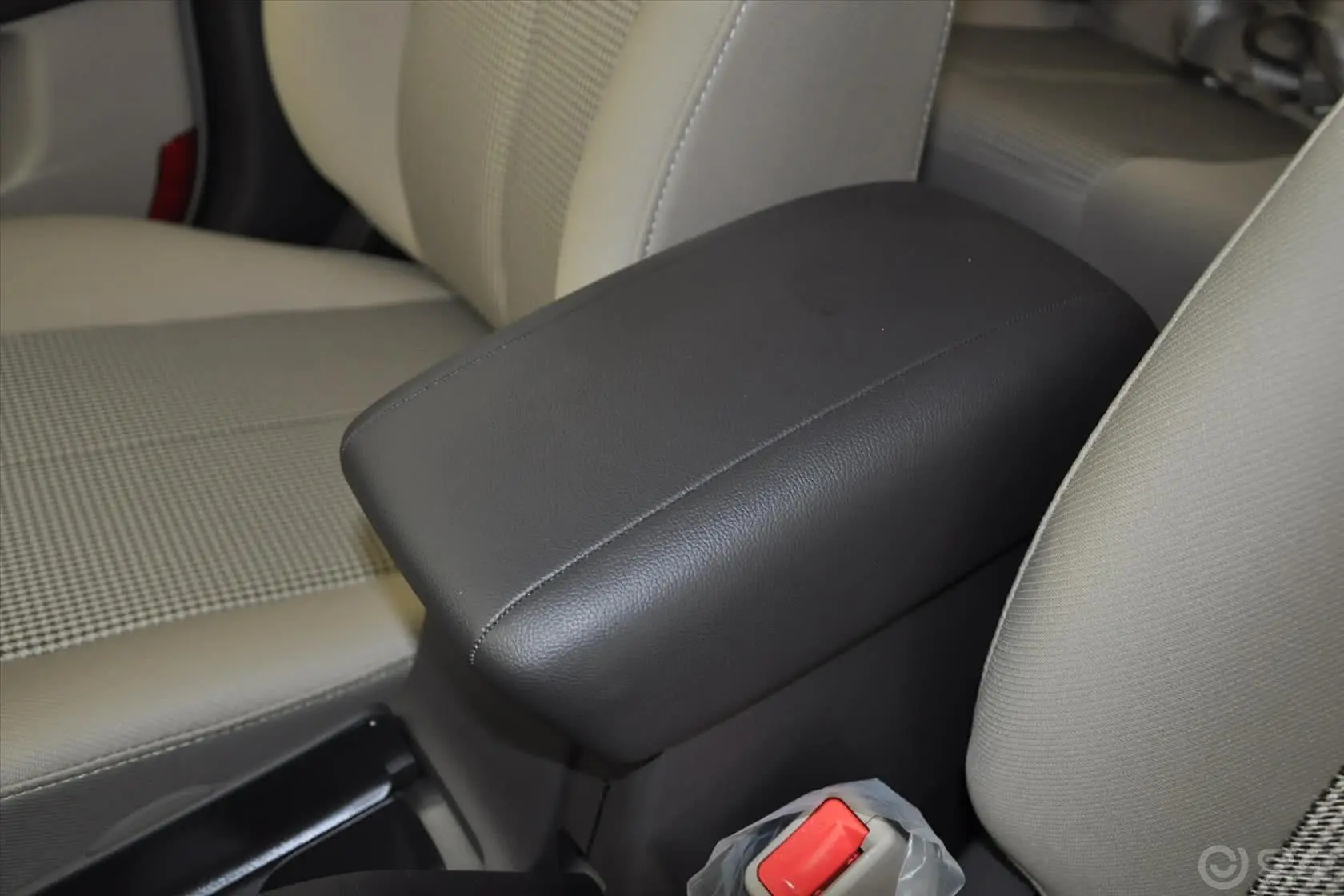 悦动1.6L 自动 舒适型前排中央扶手箱