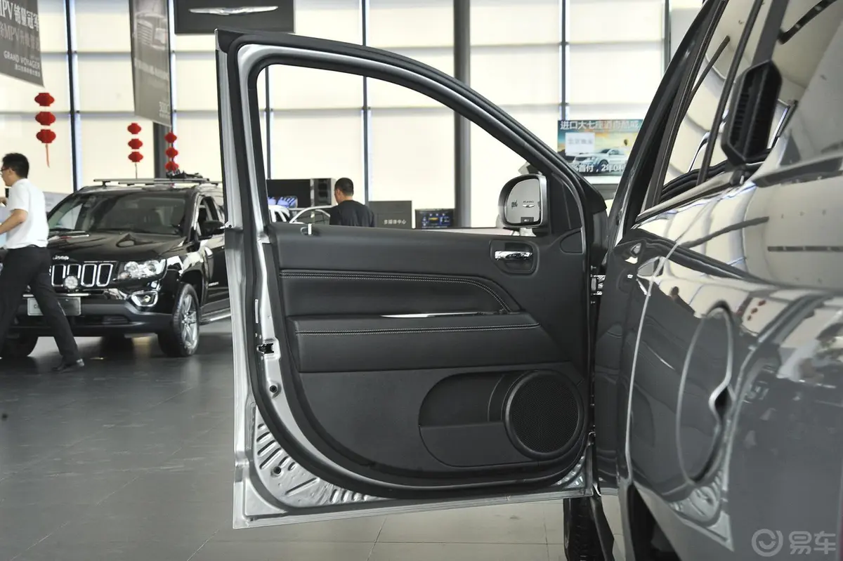 指南者(进口)2.4L 自动 运动版驾驶员侧车门内门板