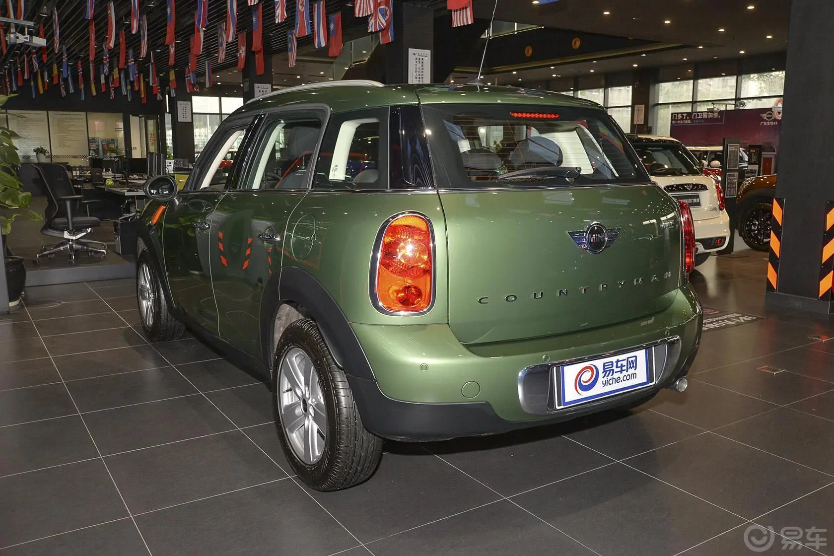 MINI COUNTRYMAN1.6L ONE侧后45度车头向左水平