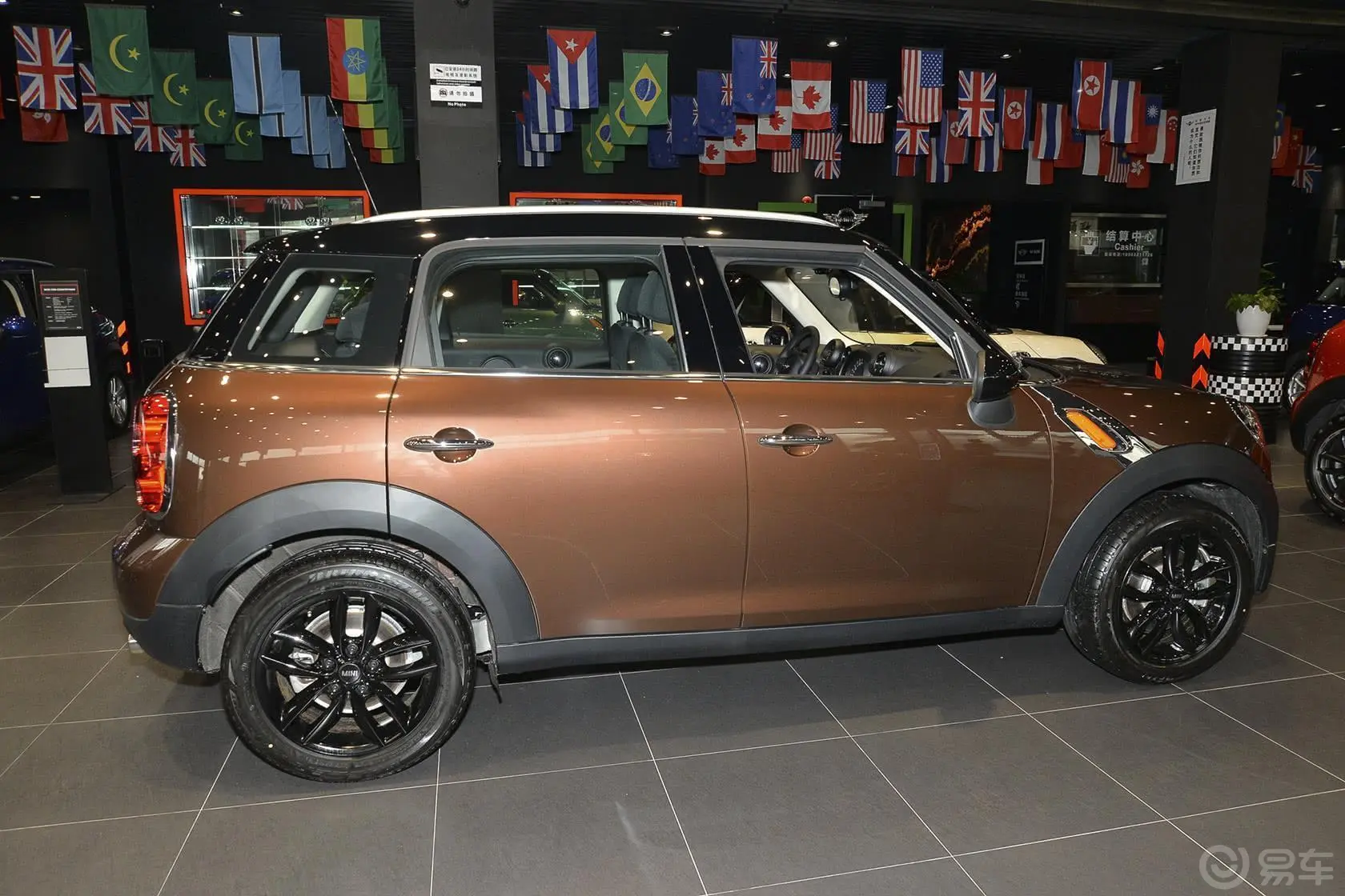 MINI COUNTRYMAN1.6L COOPER Fun正侧车头向右水平