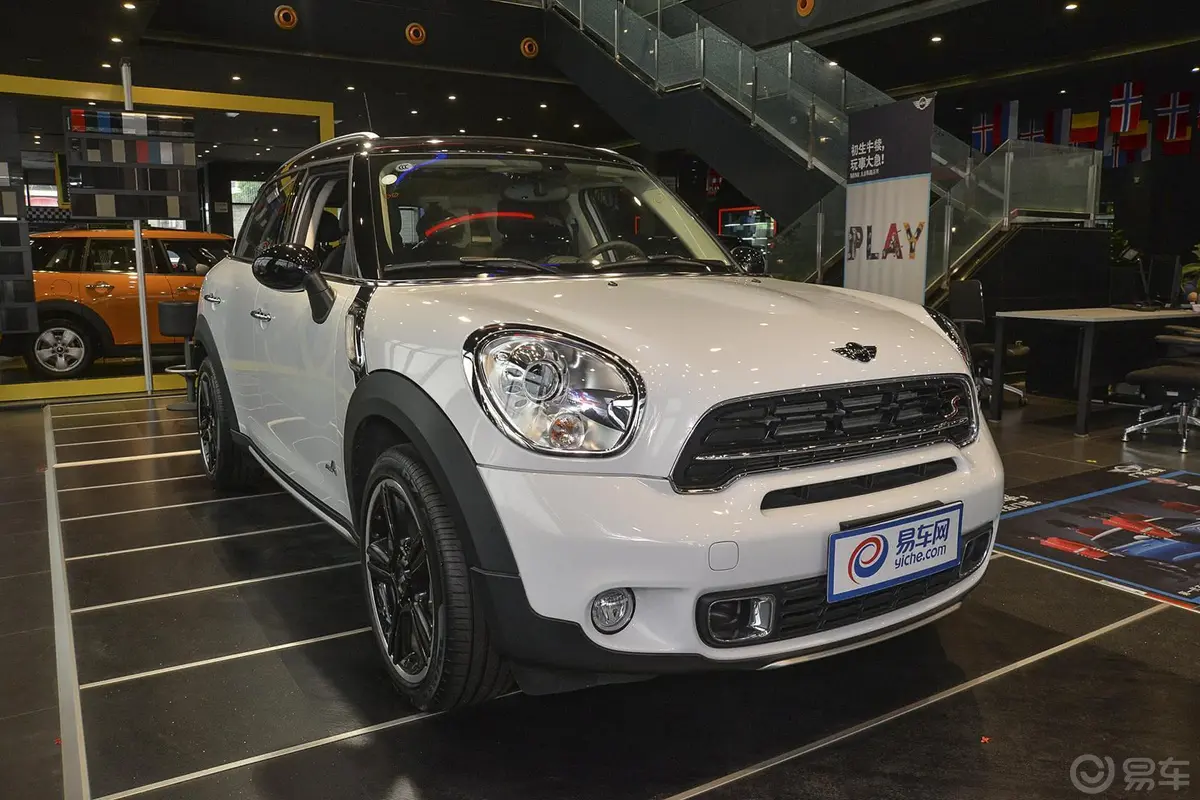 MINI COUNTRYMAN1.6T COOPER S All 4侧前45度车头向右水平