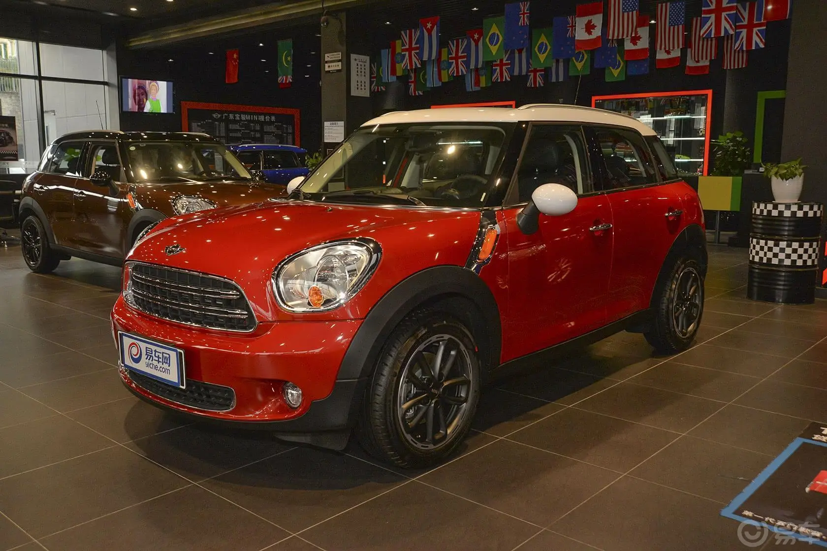 MINI COUNTRYMAN1.6L COOPER Fun侧前45度车头向左水平