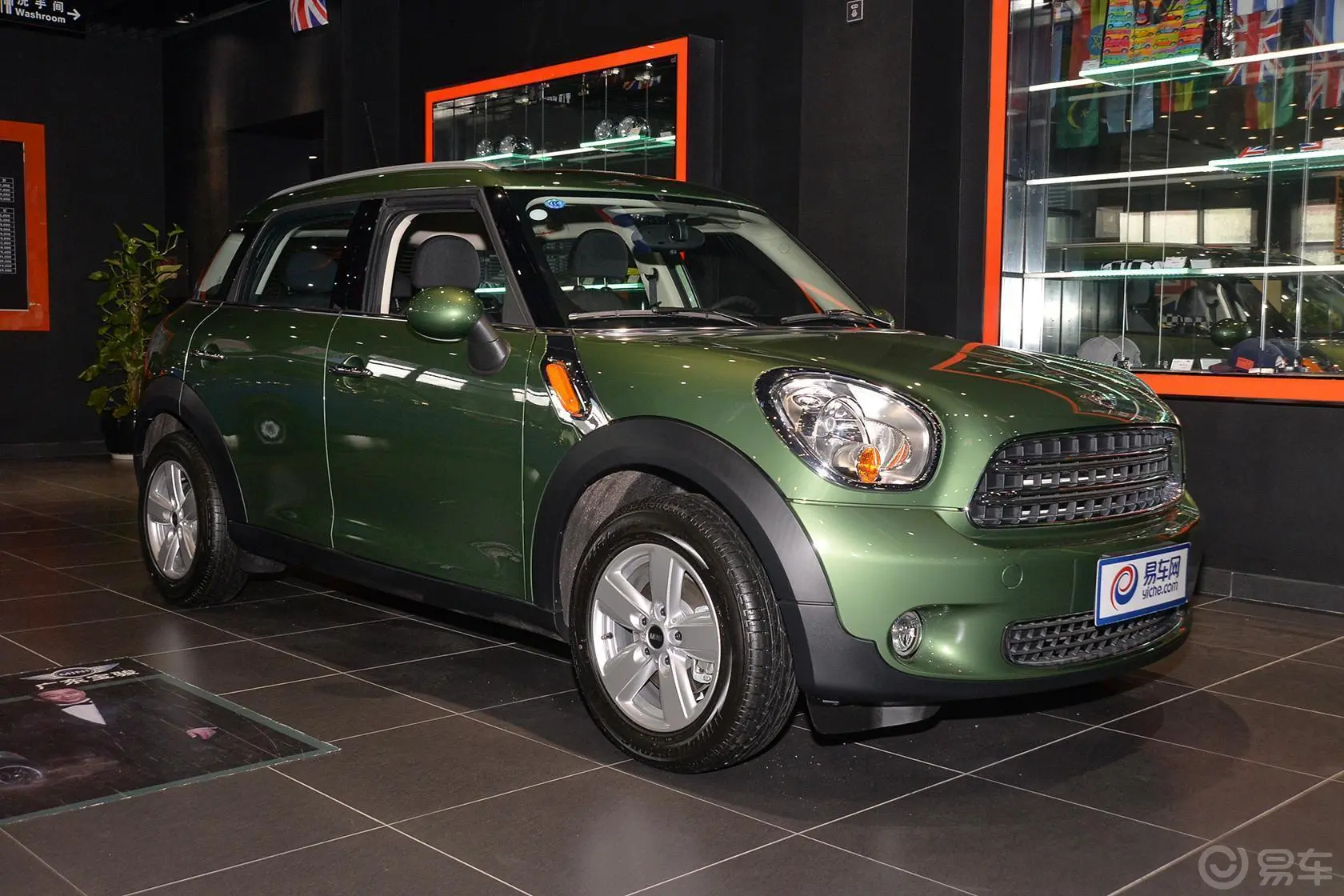 MINI COUNTRYMAN1.6L ONE侧前45度车头向右水平