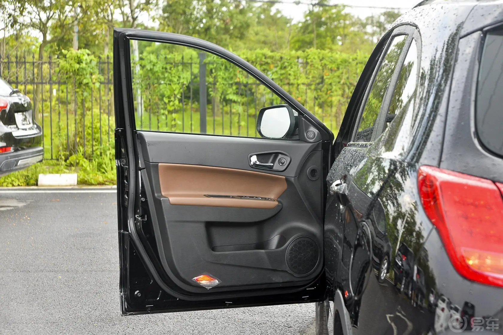 传祺GS5 Super1.8T 双离合 前驱 尊贵版驾驶员侧车门内门板