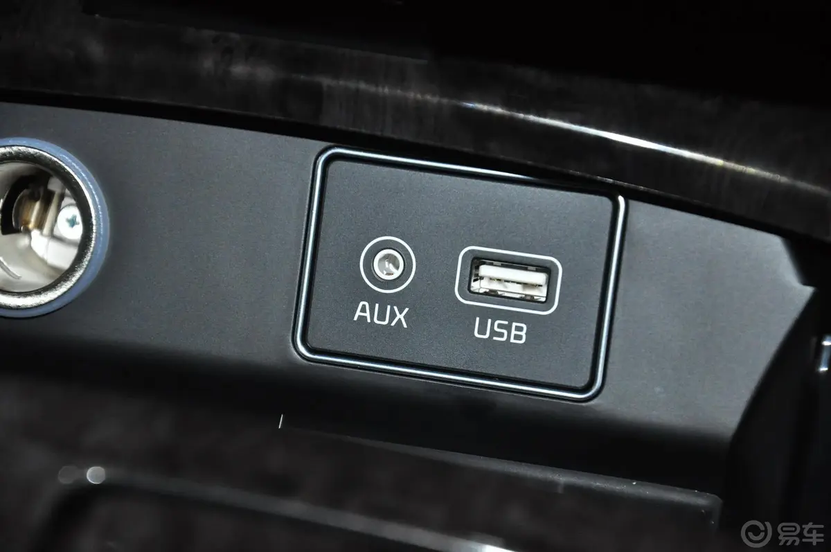 起亚K93.8L 手自一体 尊贵版USB接口