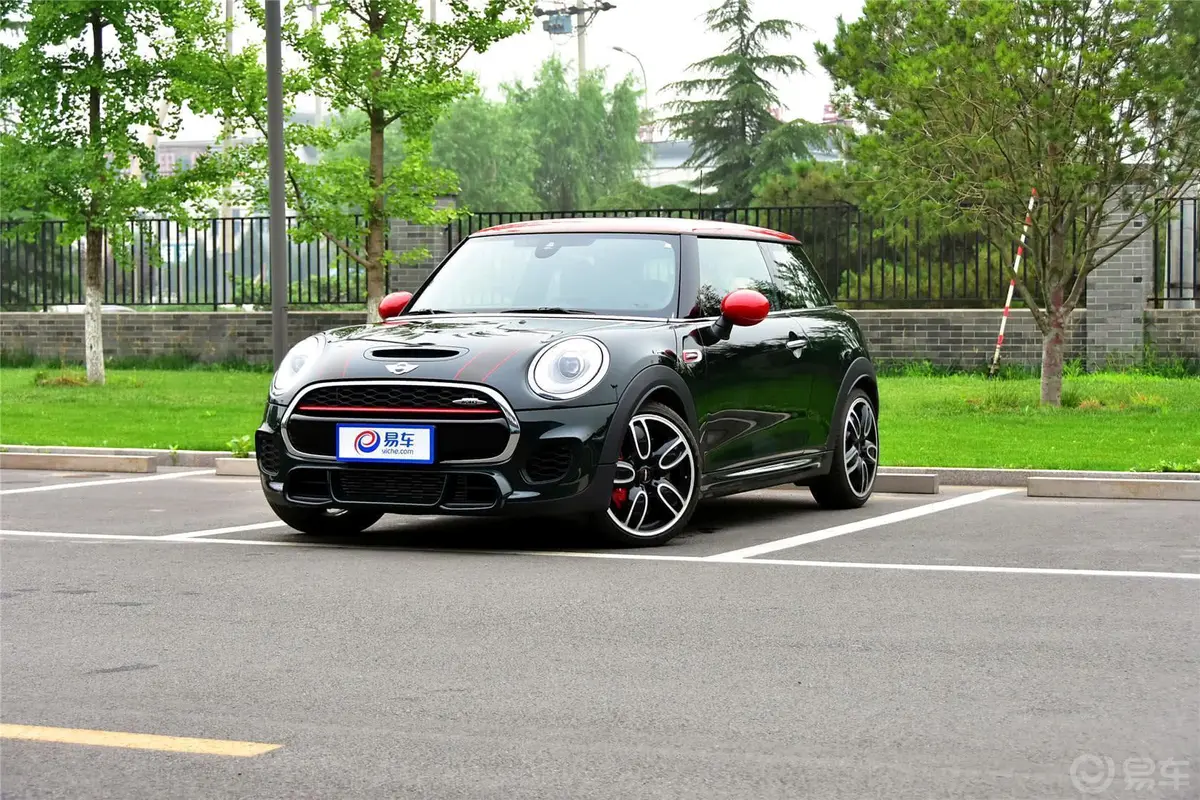 MINI JCW2.0T JCW侧前45度车头向左水平