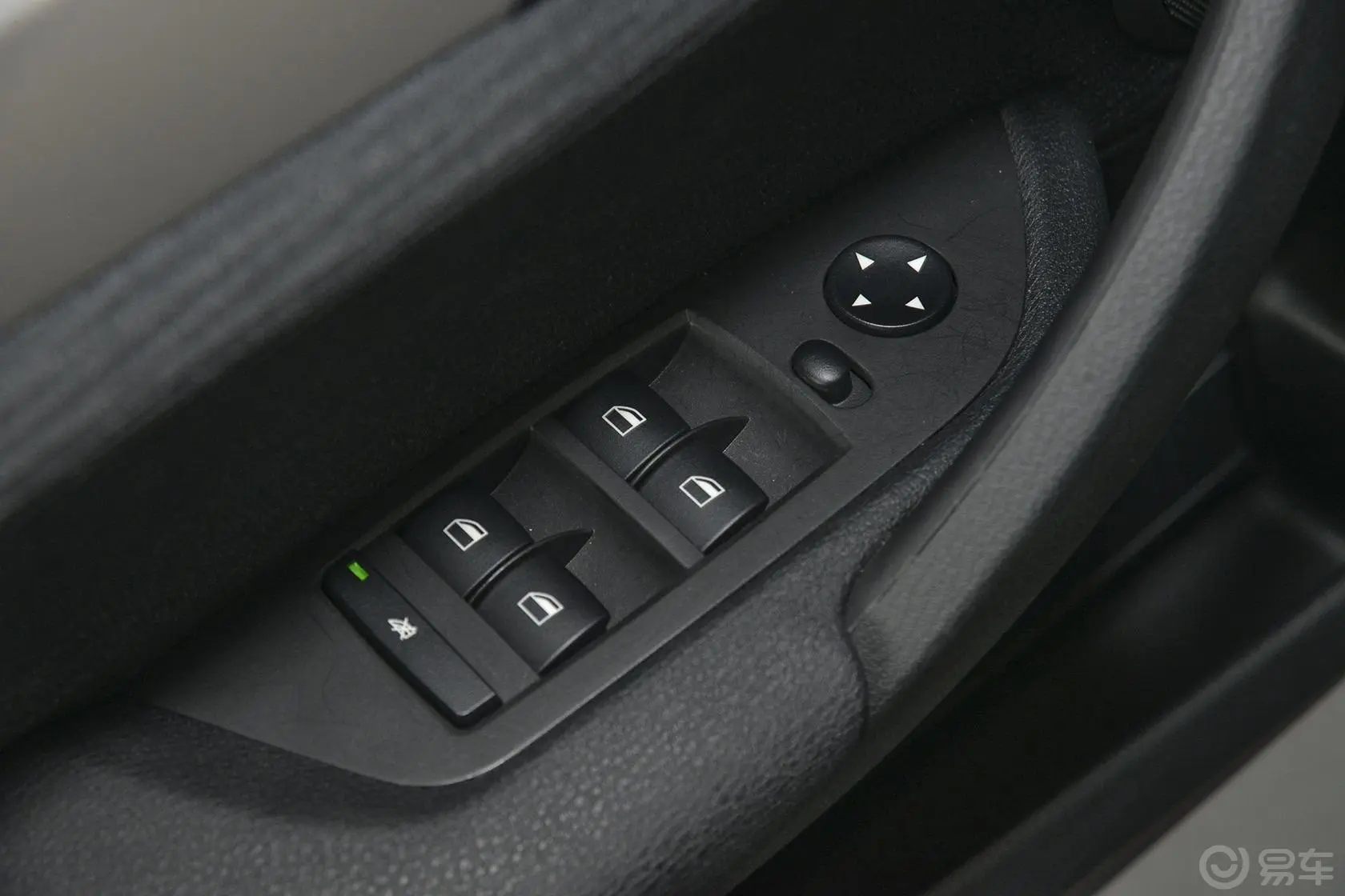 宝马X1sDrive18i 时尚型车窗升降键