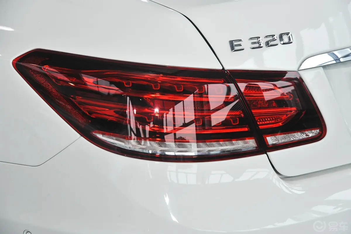 奔驰E级(进口)E320 Coupe尾灯侧45度俯拍