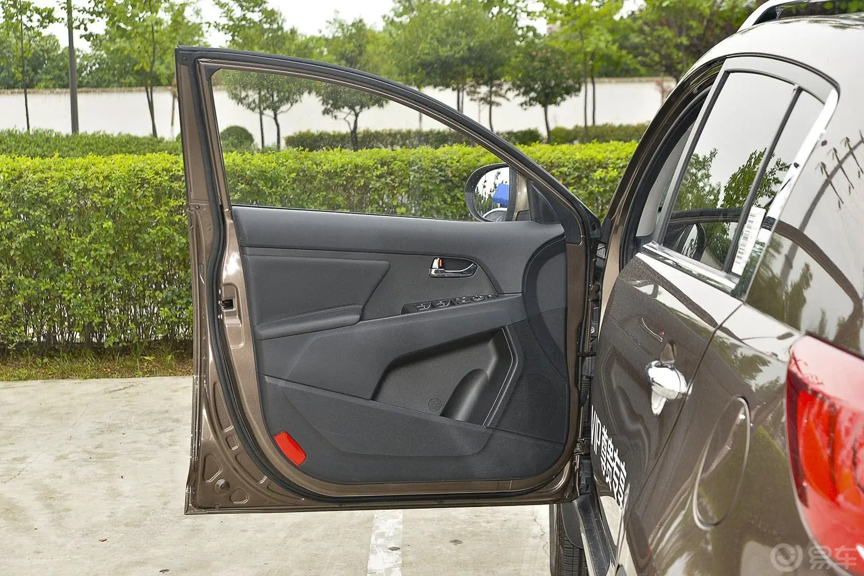 智跑2.0L 自动 两驱 Premium驾驶员侧车门内门板