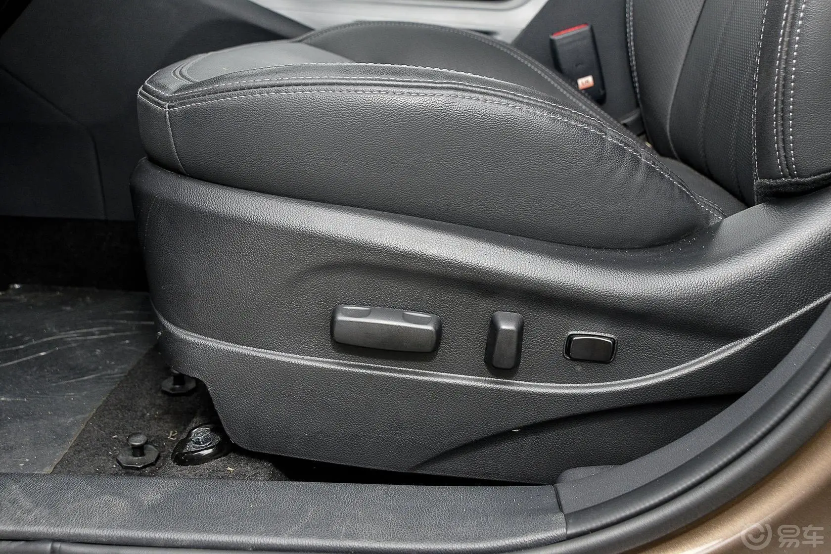 智跑2.0L 自动 两驱 Premium座椅调节键