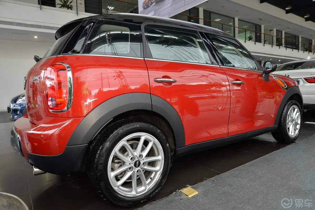 MINI COUNTRYMAN1.6L COOPER Fun正侧车头向右水平