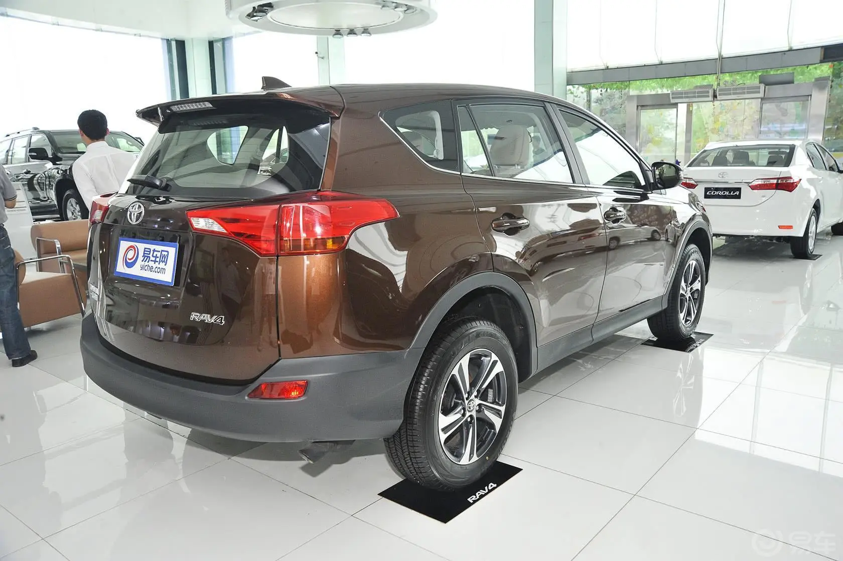 RAV4荣放2.0L 手动 都市版侧后45度车头向右水平