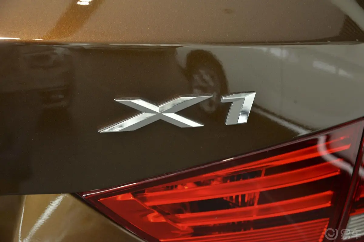 宝马X1xDrive20i X设计套装尾标