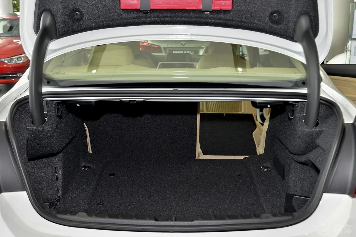 宝马4系双门轿跑车 420i 时尚型行李箱空间