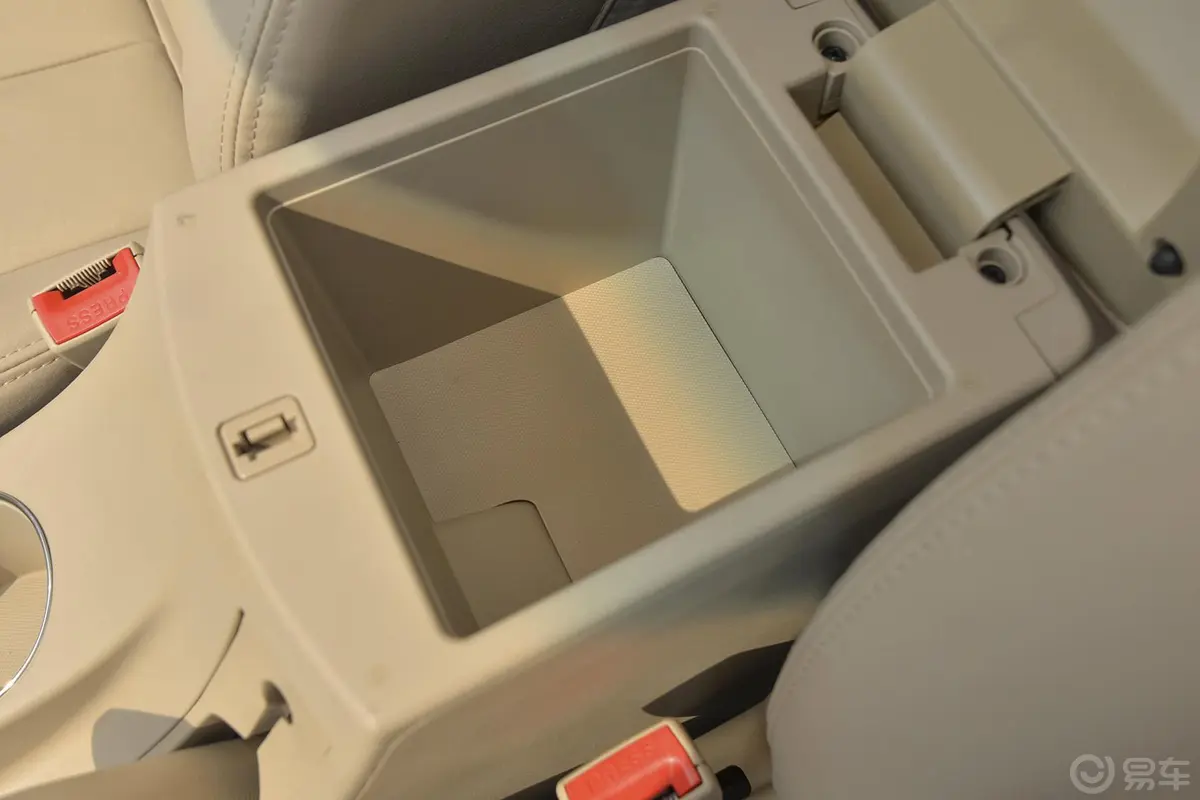 宝骏7301.5L 手动 豪华导航型 ESP版 7座前排中央扶手箱空间