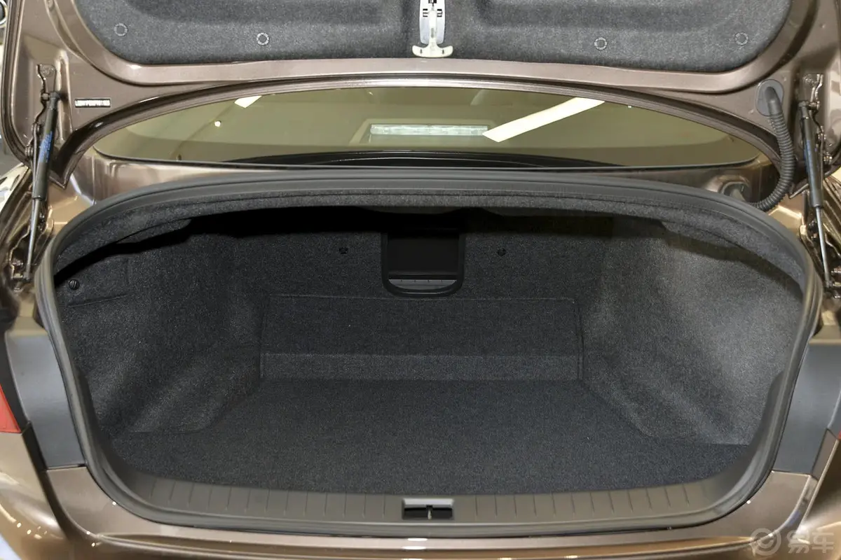 英菲尼迪Q50L2.0T 悦享版行李箱空间