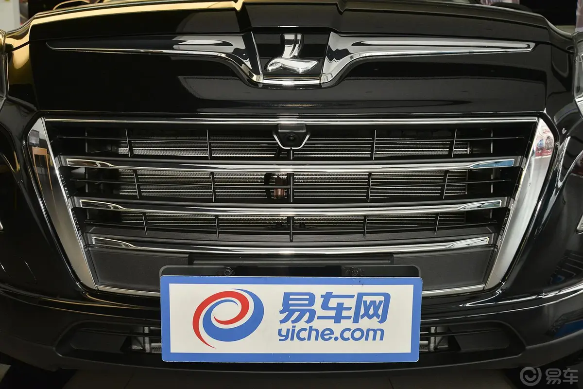 大7 SUV2.2T 自动 两驱 智尊型前格栅侧俯拍