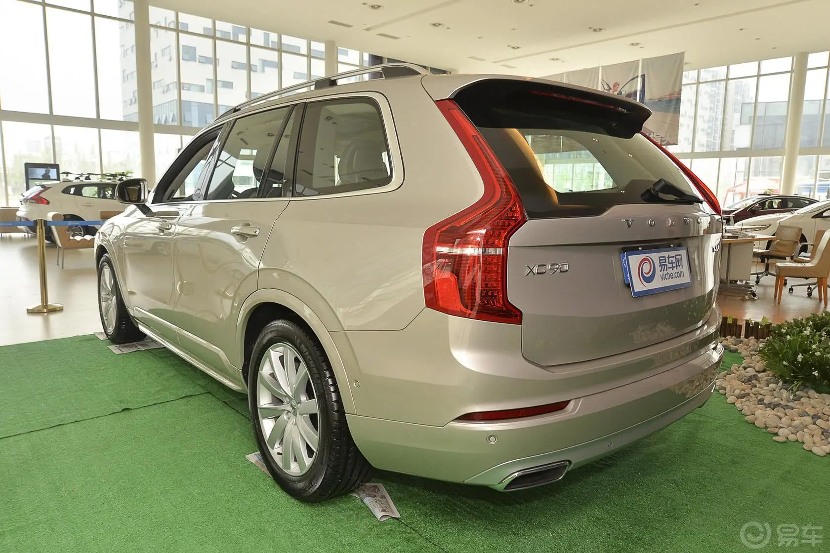 沃尔沃XC902.0T T6 智雅版 五座侧后45度车头向左水平