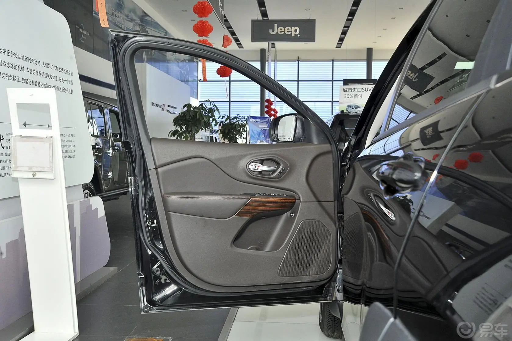 自由光(进口)2.4L 自动 高性能版驾驶员侧车门内门板