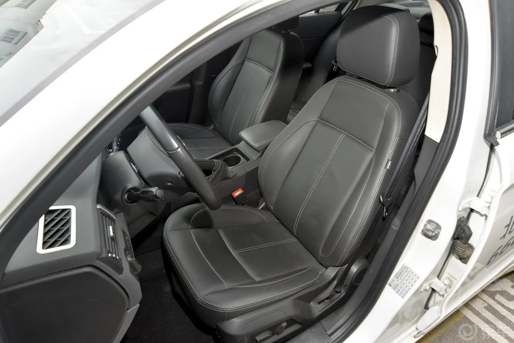 观致3三厢 1.6L 自动 致悦型增强版驾驶员座椅