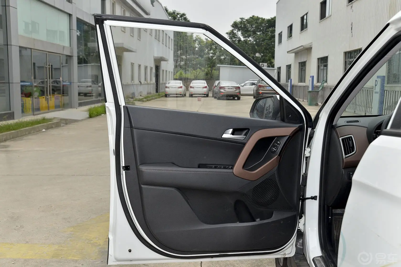 现代ix252.0L DLX AT 自动四驱尊贵型驾驶员侧车门内门板