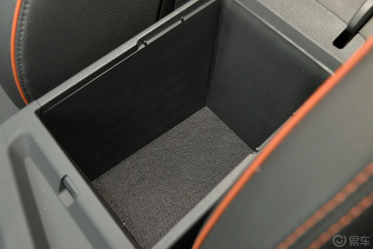 索纳塔1.6T 自动 DLX 尊贵型+娱乐包前排中央扶手箱空间