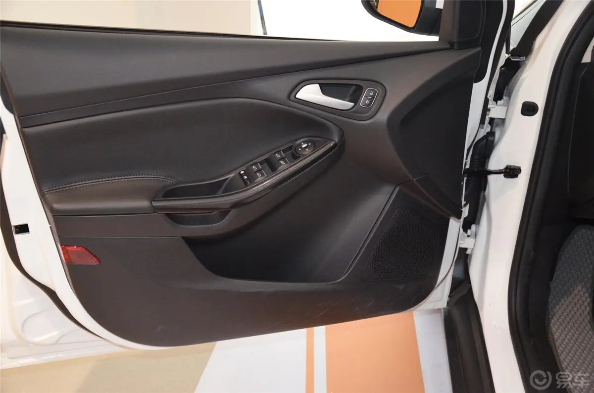 福克斯三厢 1.6L 自动风尚型驾驶员侧车门内门板