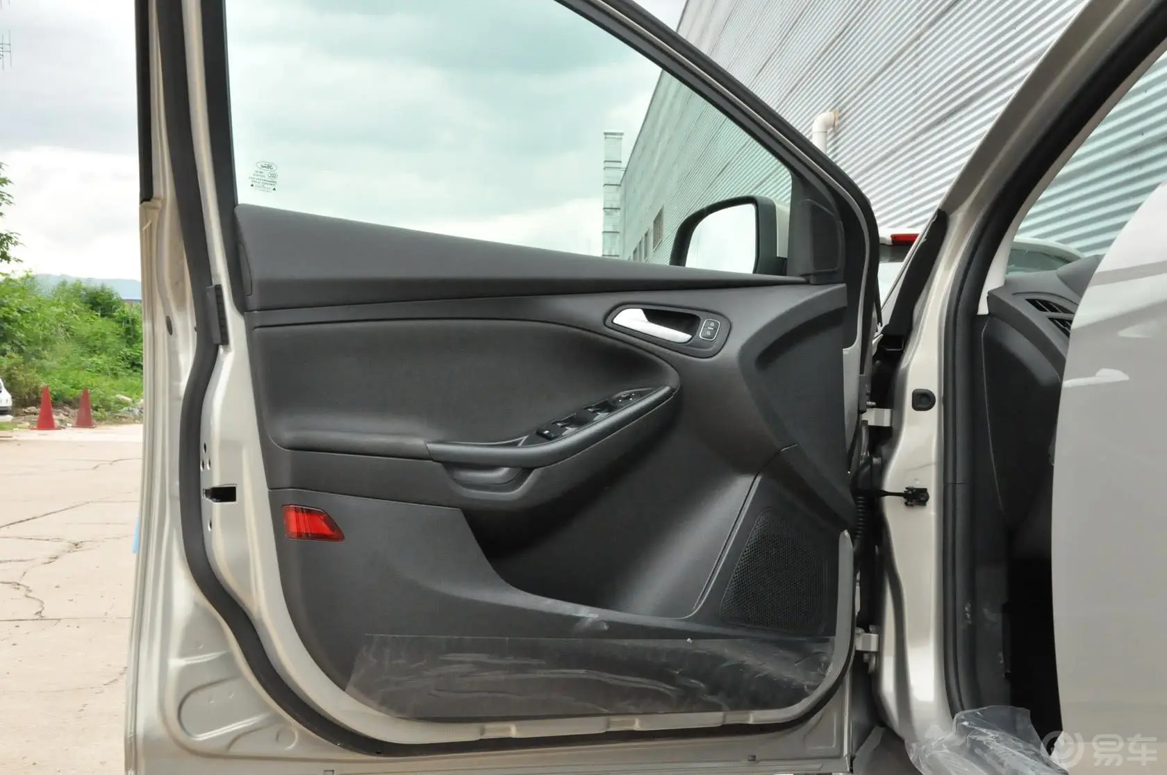 福克斯两厢 1.6L 自动舒适型驾驶员侧车门内门板