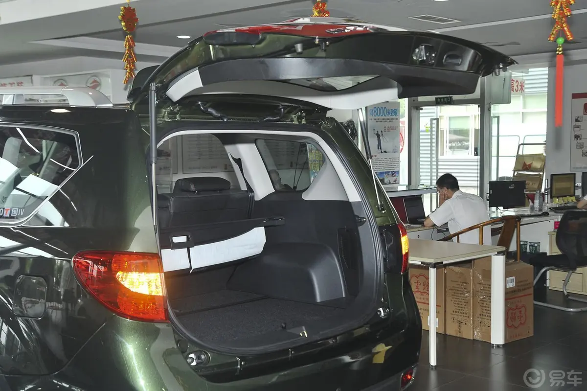 陆风X8探索版 2.0T 手动 四驱 超豪华型 柴油版行李厢开口范围