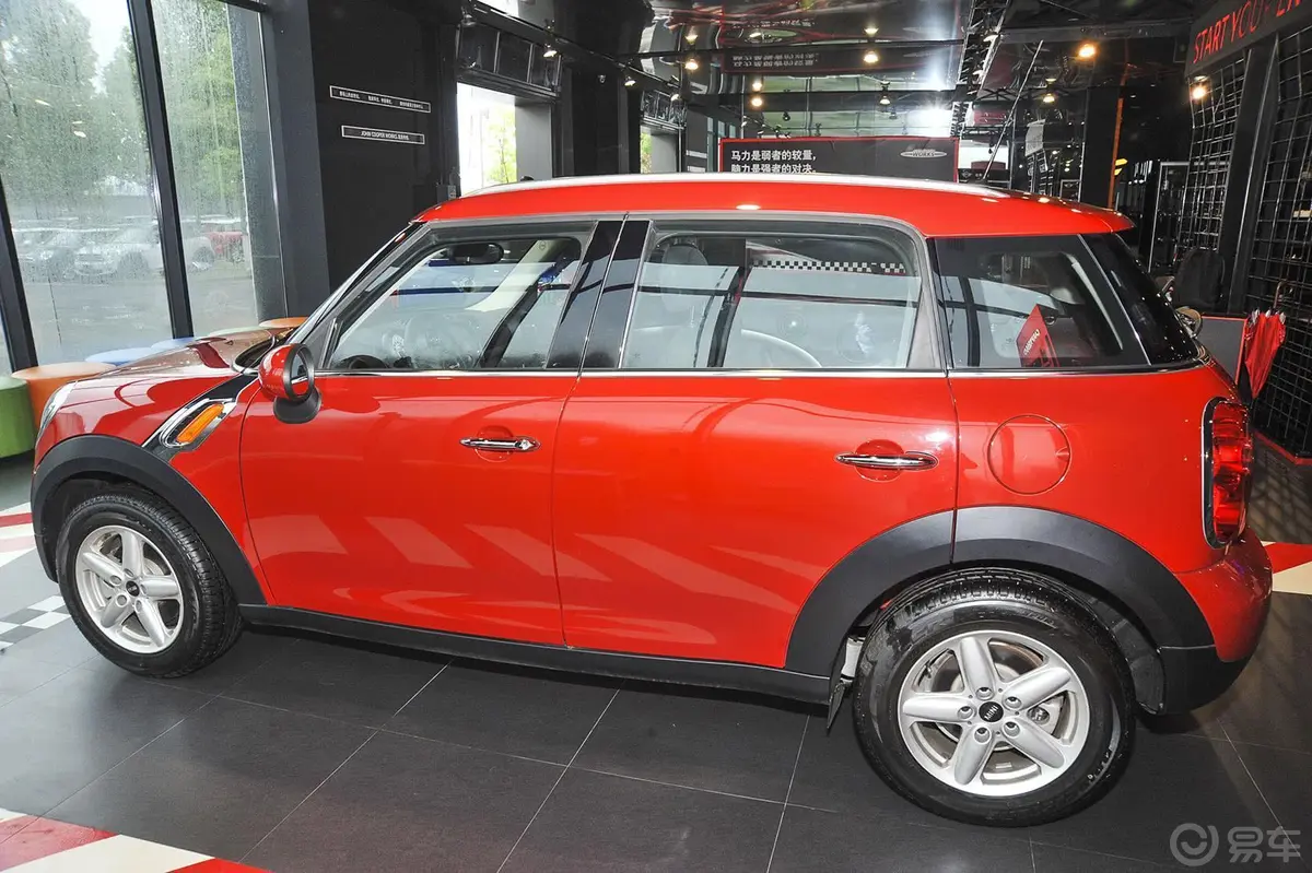 MINI COUNTRYMAN1.6L ONE正侧车头向左水平