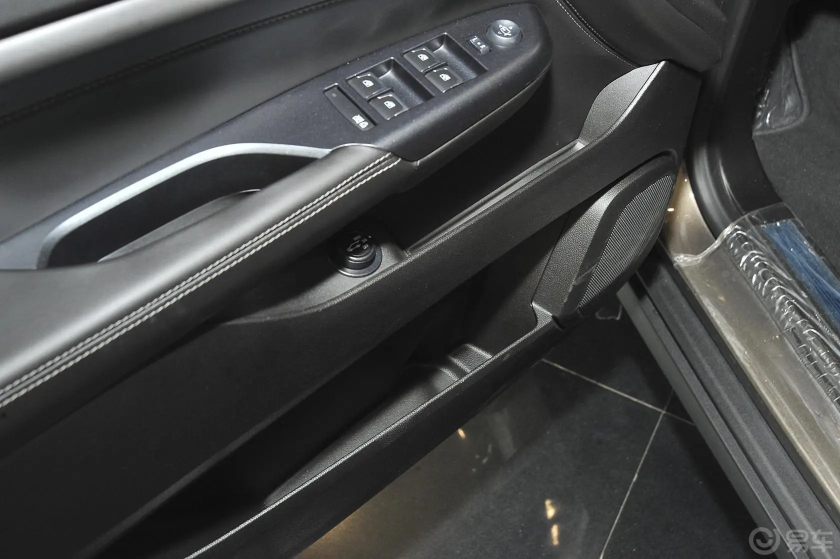 凯迪拉克SRX3.6L 手自一体 旗舰型驾驶员门储物盒