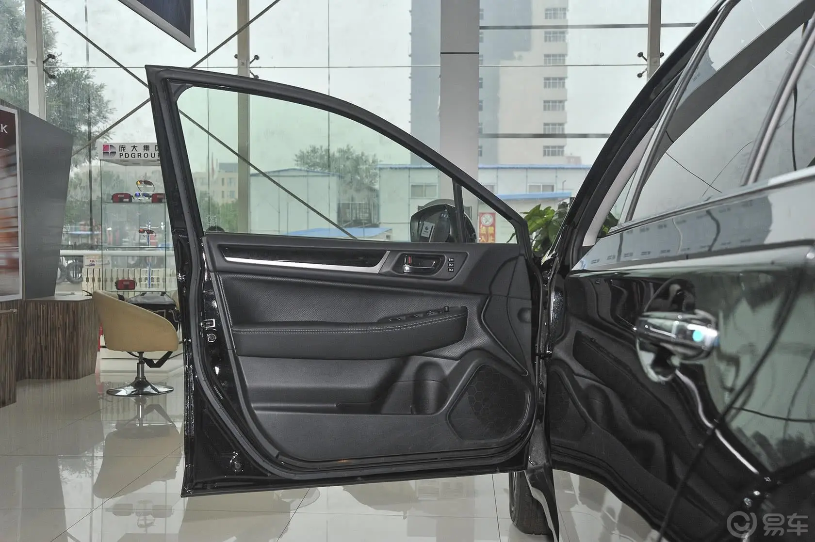 傲虎2.5i 运动导航版驾驶员侧车门内门板
