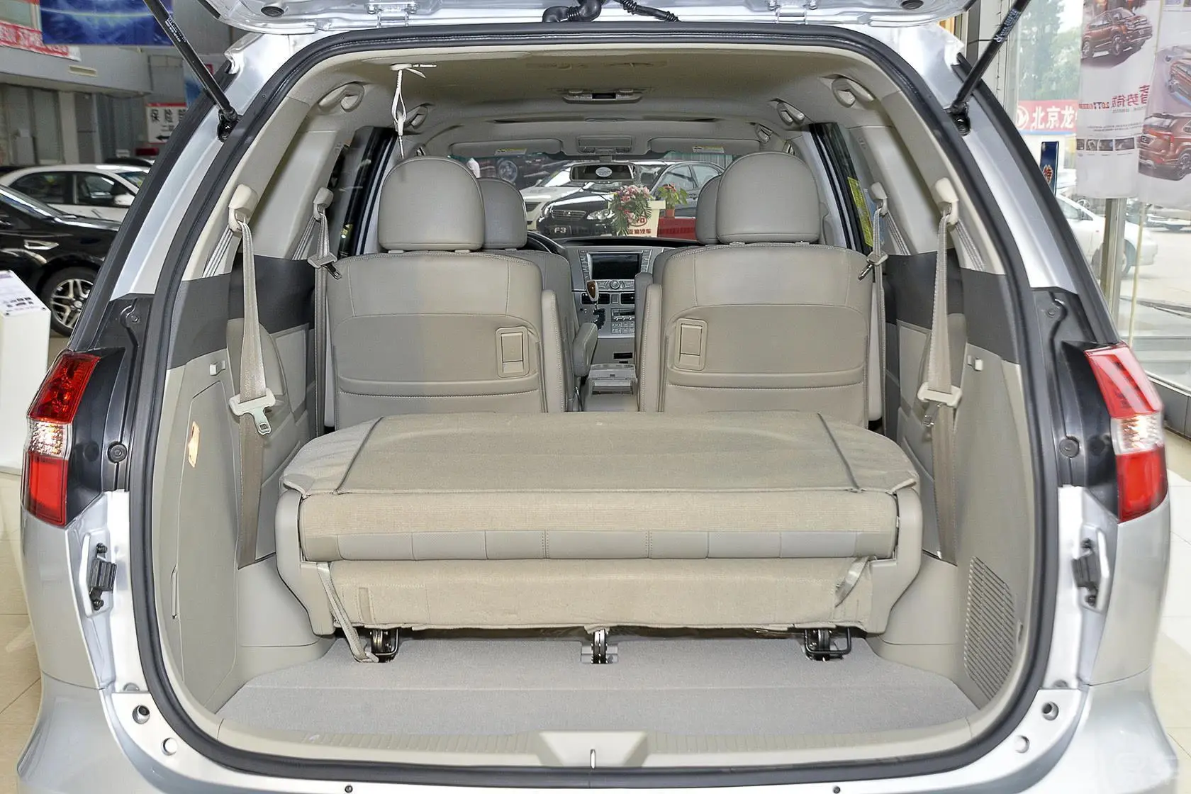 比亚迪M62.4L 双离合尊贵版行李箱空间