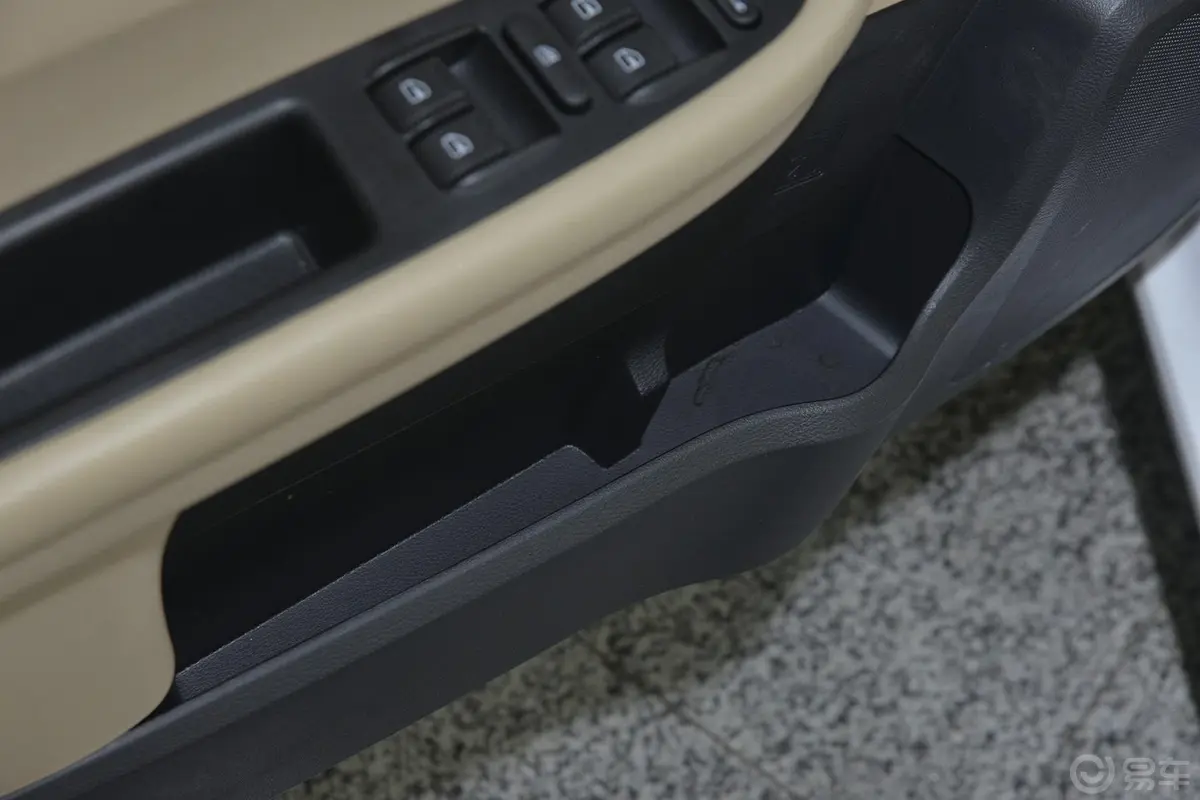 奇瑞E31.5L 手动 智尚版驾驶员门储物盒