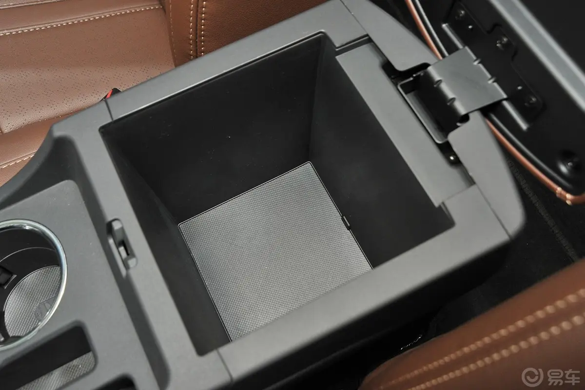 比亚迪S71.5T 手动 豪华型 7座 升级版前排中央扶手箱空间