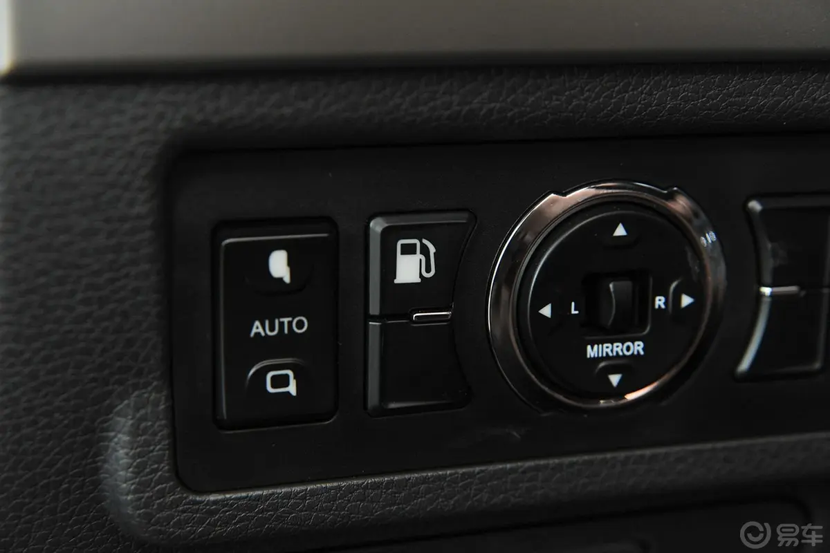 比亚迪S71.5T 手动 豪华型 7座 升级版车内控油箱开关