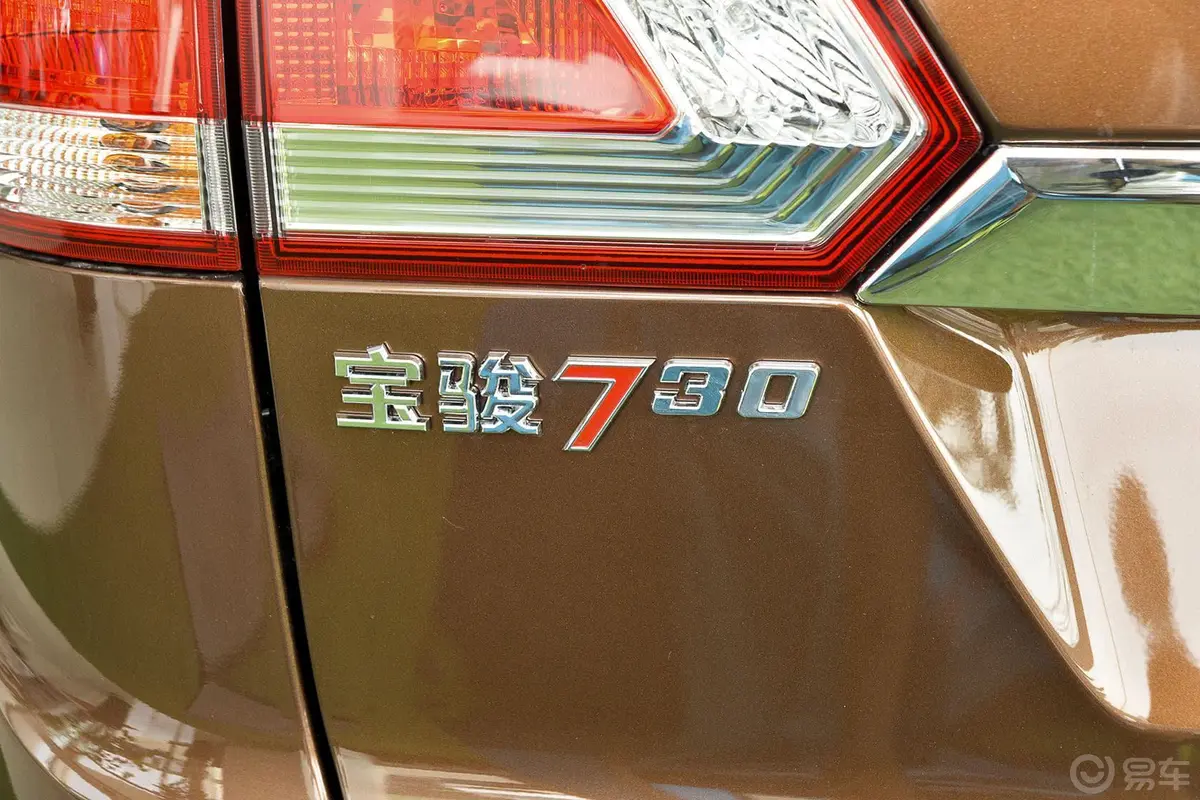 宝骏7301.8L 手动 豪华导航型 ESP版 7座尾标