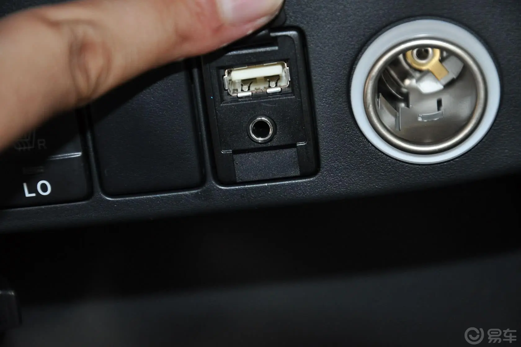 RAV4荣放2.5L 手自一体 精英版USB接口