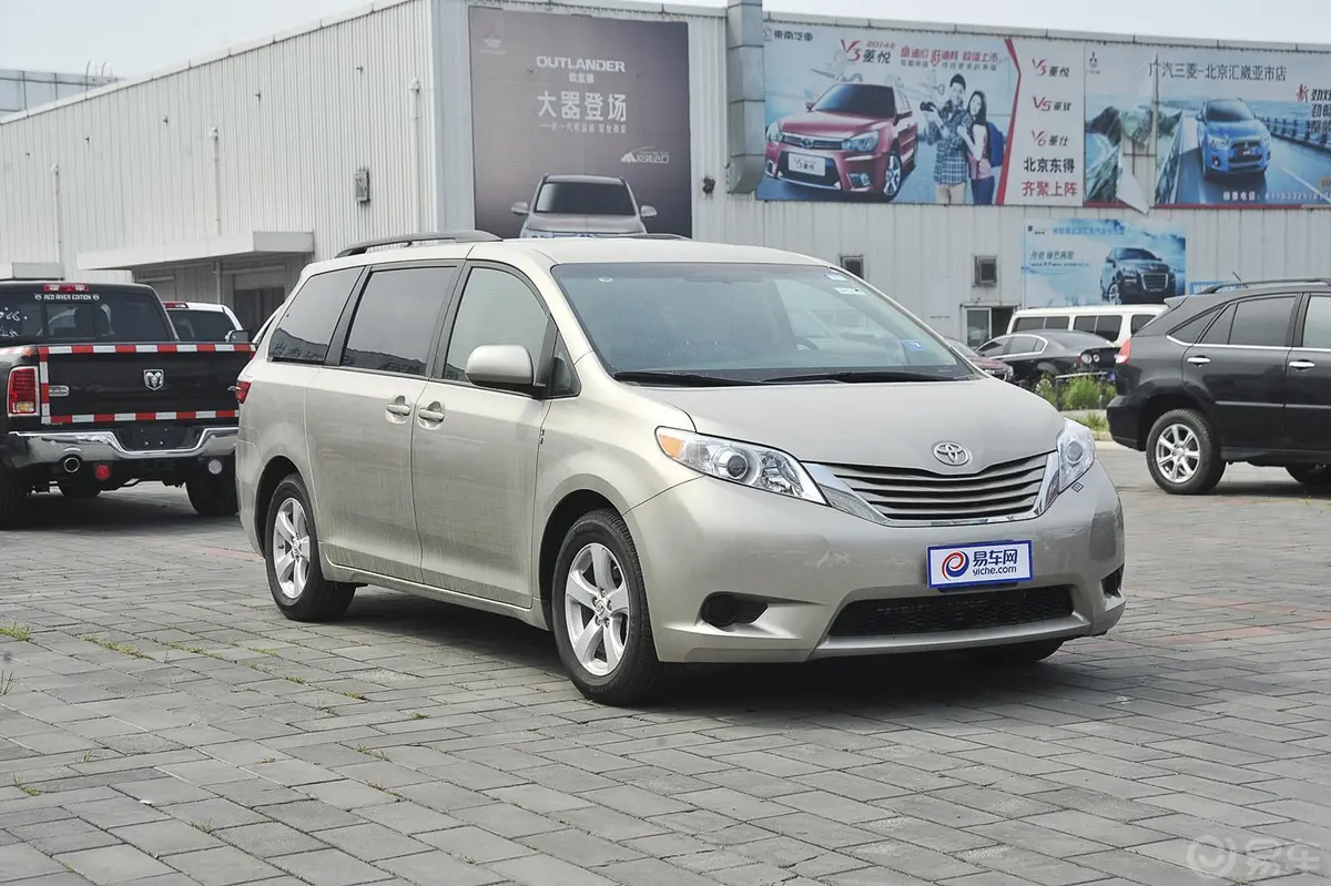 Sienna3.5L 两驱 LE 美规版侧前45度车头向右水平