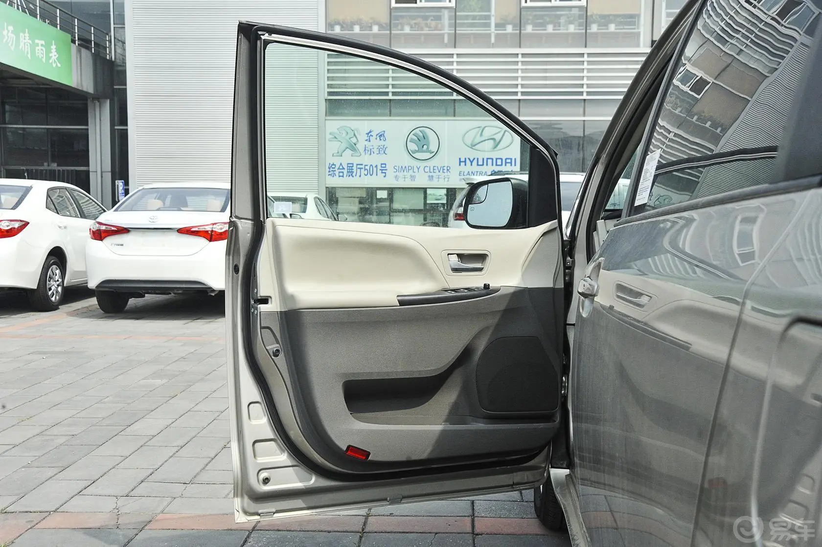Sienna3.5L 两驱 LE 美规版驾驶员侧车门内门板